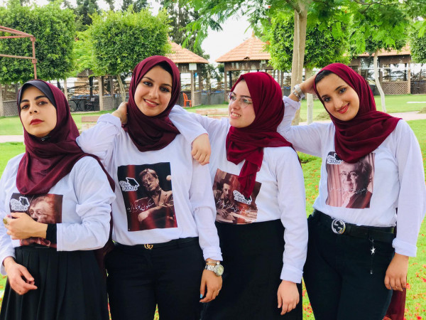 محمود درويش وغسان كنفاني يشاركون طلاب اللغة العربية تخرجهم