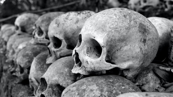 شاهد المنظر المُروع.. جثث مدفونة بقطع نقدية في أفواهها في مقبرة ضائعة
