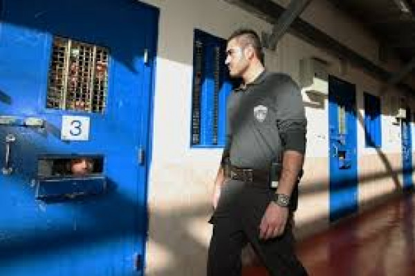 إدارة السجون تُخلي قسمين في سجن (عوفر) وتحولهما للحجر الصحي