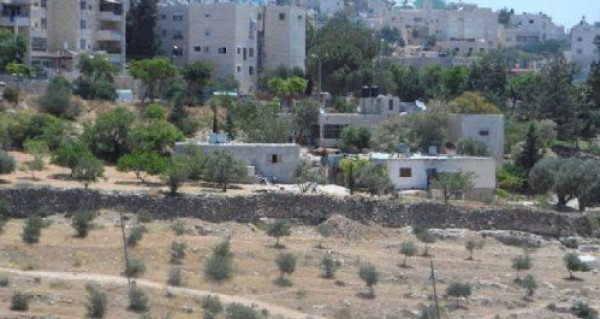 مستوطنون يهددون المواطنين بالقتل والترحيل في "وادي الحصين" بالخليل