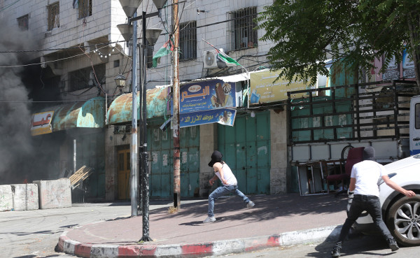 شاهد: إصابة عدد من المواطنين بمواجهات مع الاحتلال بمنطقة "باب الزاوية" بالخليل
