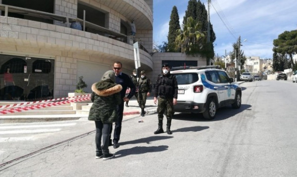 شاهد: محافظ نابلس يتفقد الحواجز الأمنية في المحافظة