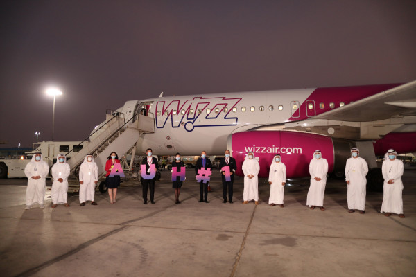مطار أبوظبي الدولي يستقبل أولى رحلات شركة "ويز إير" القادمة من المجر
