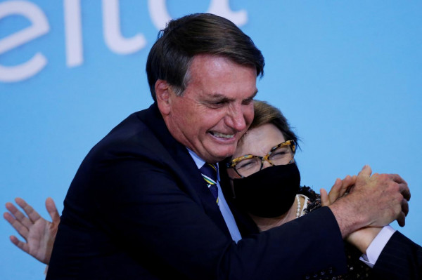 رئيس البرازيل يخضع لفحص (كورونا) بعد ظهور الأعراض عليه