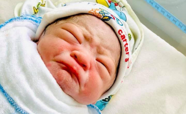 شاهد: صدمة أطباء بسبب ما يُمسك به طفل لحظة ولادته
