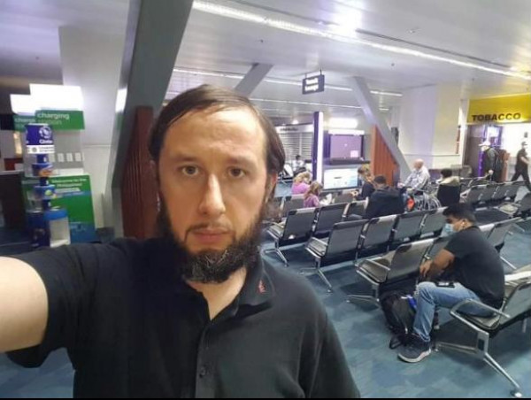 صور: سائح إستوني يعيش بمطار بالفلبين منذ أكثر من ثلاثة أشهر بسبب (كورونا)