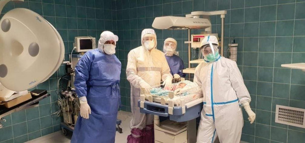 صور: إجراء عملية ولادة قيصرية لأم مصابة بفيروس (كورونا) بقلقيلية
