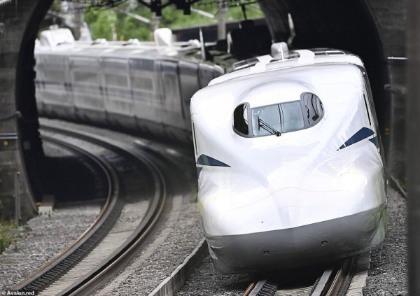 شاهد: "الرصاصة" اليابانية".. أسرع قطار في العالم