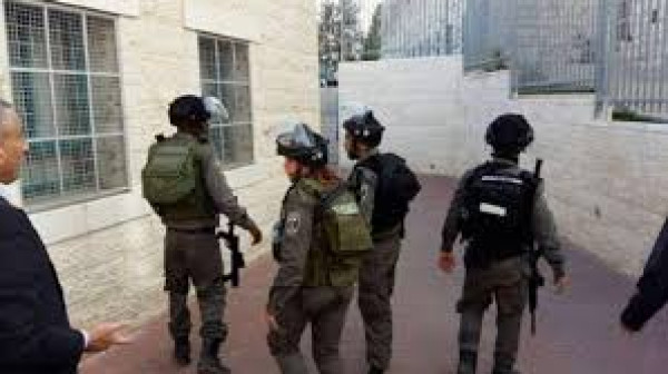 الاحتلال يفرض الحبس المنزلي على ثلاثة شبان ويبعد رابعاً عن القدس