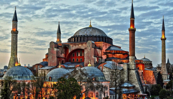 تركيا: بعد قرار المحكمة.. (أردوغان) يوقع مرسوماً يحول (آيا صوفيا) إلى مسجد