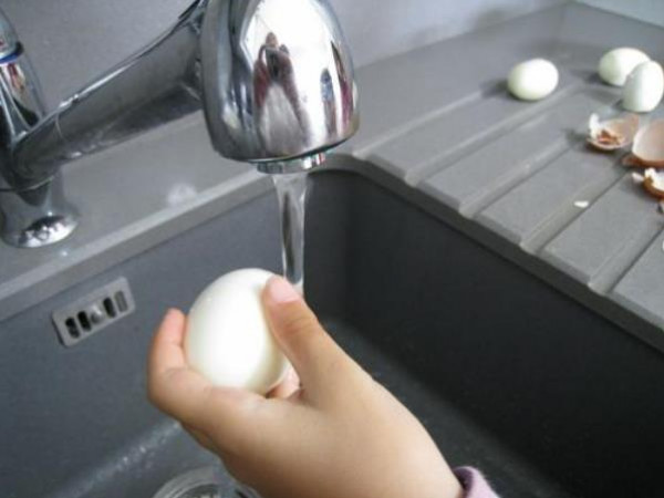احذر غسل البيض قبل استخدامه.. وهكذا تُعقمه