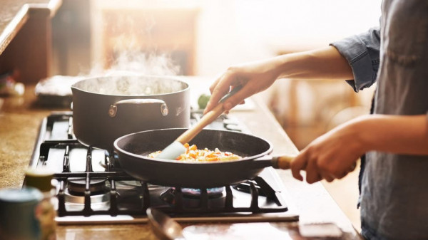 تسعة أخطاء أثناء الطهي تهددك بمخاطر صحية.. احذريها