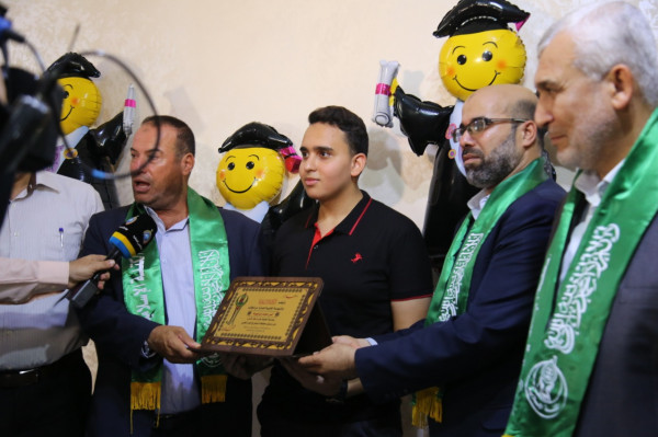 قيادة حماس والكتلة الإسلامية بقطاع غزة تزور العشر الأوائل في الثانوية العامة