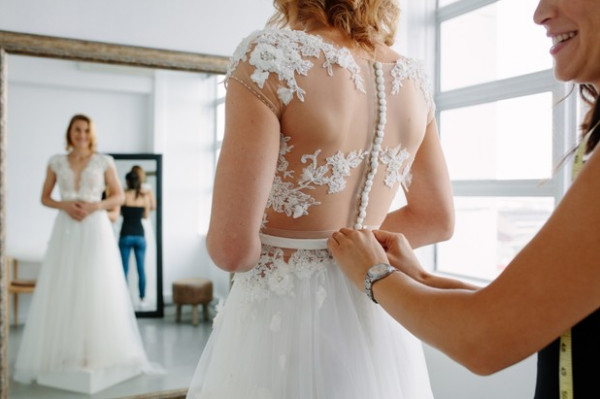 كيف تختارين فستان الزفاف وأنت في المنزل؟