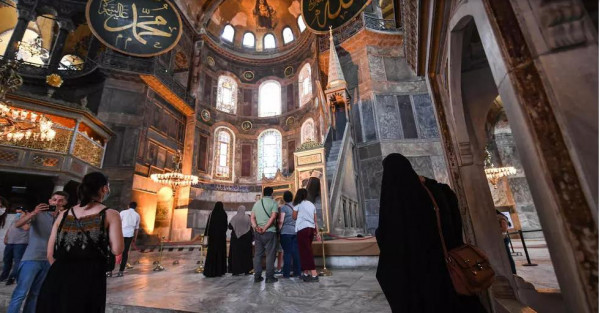 السلطات التركية بدأت في تغطية الملامح المسيحية لـ"آيا صوفيا"