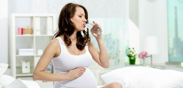 لهذه الأسباب على المرأة الحامل الاكثار من شرب المياه