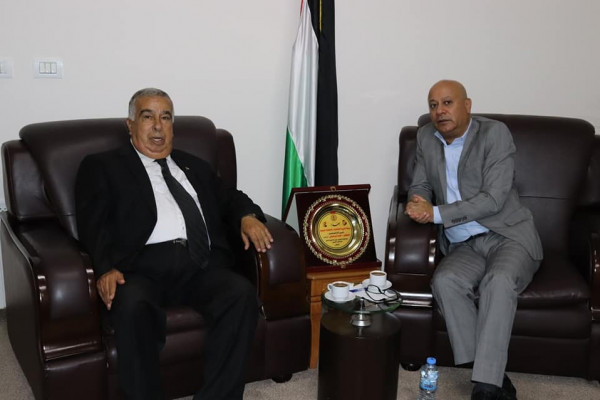 أبو هولي يبحث مع محافظ خانيونس المستجدات السياسية