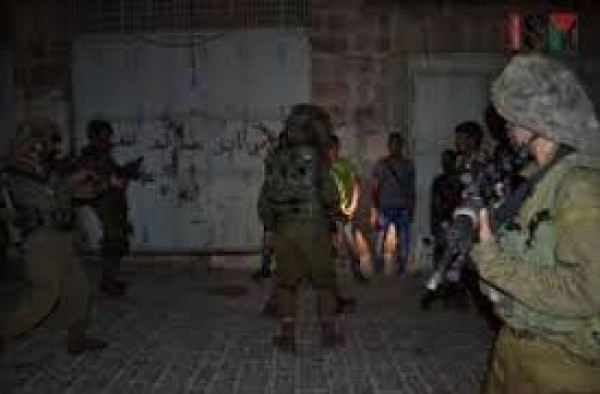 الاحتلال يعتقل شقيقين من حزما شمال شرق القدس