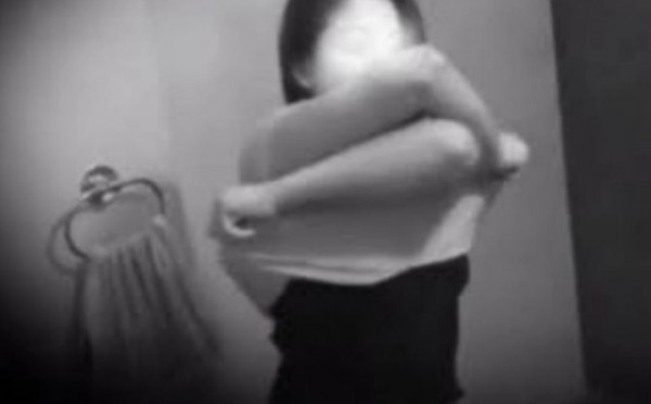 فتاة مصرية تُحذر الفتيات بسبب مارصدته داخل غرفة تغيير الملابس