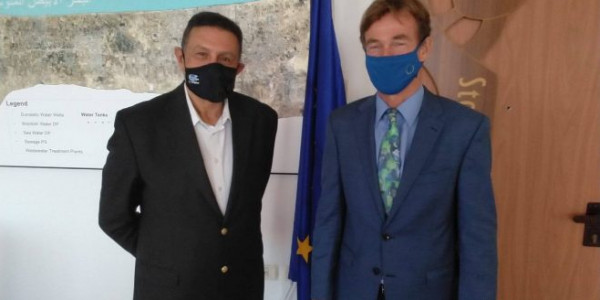 العمري يلتقي ممثل الاتحاد الأوروبي ويطلعه على أهمية محطة قلنديا لتحقيق الأمن الكهربائي