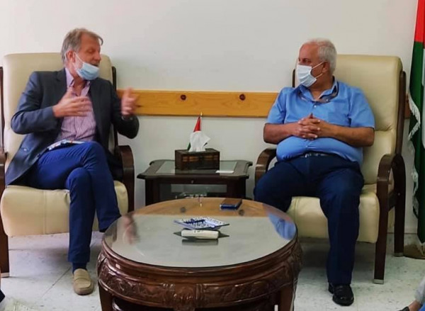 محافظ الخليل يبحث مع مدير "الصحة العالمية" بفلسطين دور المحافظة بمواجهة (كورونا)
