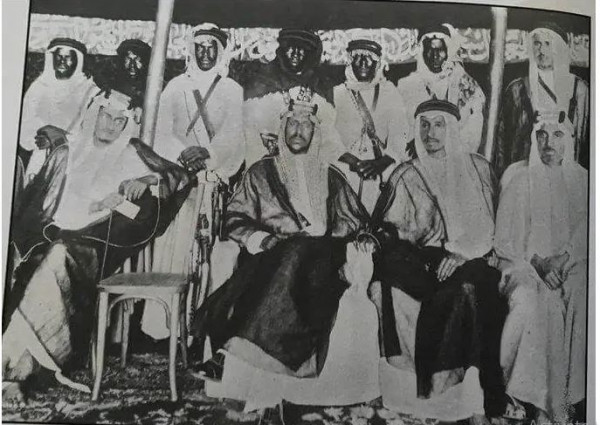صورة نادرة للملك سعود بعد إنقاذ والده من محاولة اغتيال