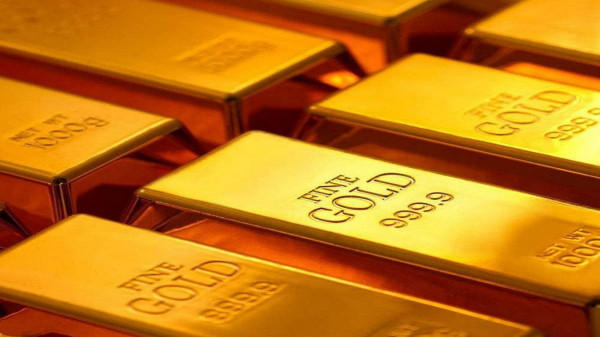 ضعف الدولار يصعد بأسعار الذهب 1%