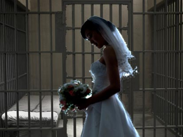 عروسان يقضيان ليلة الزفاف وراء القضبان
