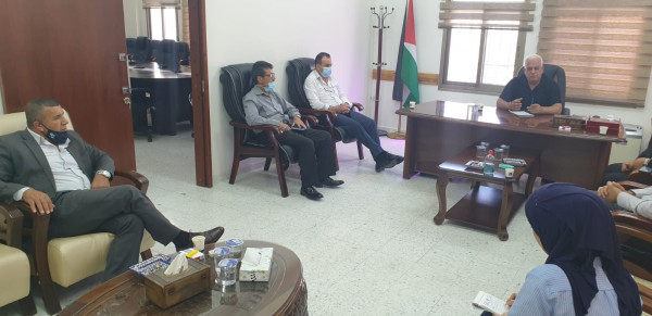 محافظ الخليل يلتقي مدير عام وافا في فلسطين