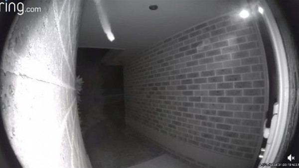 في نفس الوقت كل يوم.. كائن مُرعب يقرع جرس باب رجل الساعة الثانية فجرًا