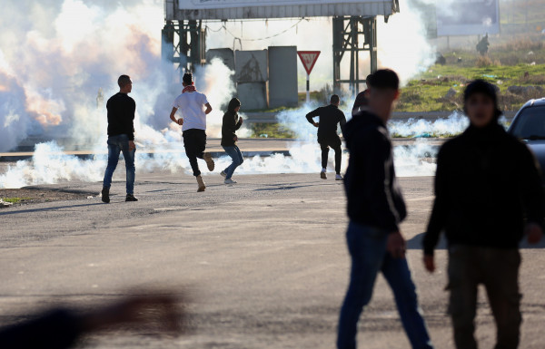 إصابة عدد من المواطنين بالاختناق خلال مواجهات مع الاحتلال شمال القدس