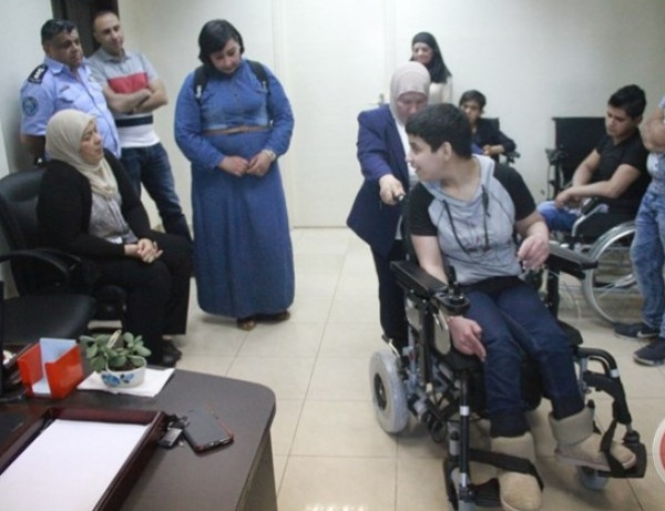 غنام والفارس تسلمان مقاعد كهربائية لعدد من ذوي الإعاقة من (تيكا) التركية