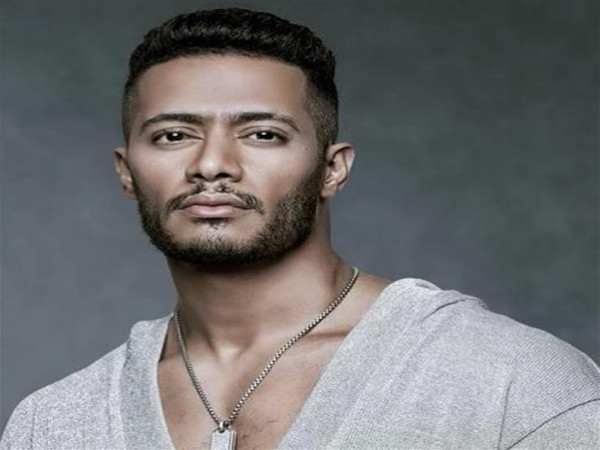 شاهد: محمد رمضان يستعرض سيارته الفارهة ويعلق: أنا مش مغرور