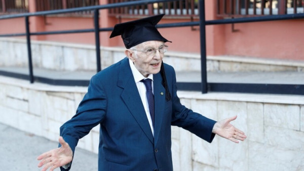بعمر 96 عاما.. تخرج الطالب الأكبر سنا في إيطاليا  9999064078