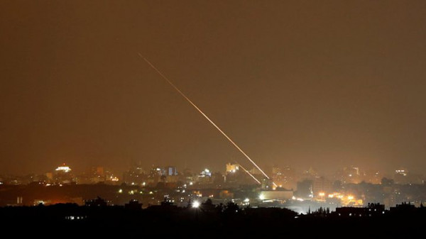 شاهد: إطلاق صاروخ من قطاع غزة والقبة الحديدية تتصدى له