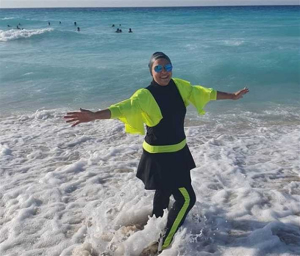 إعلامية مصرية تظهر على البحر بالبوركيني: بيئة وعاجبني