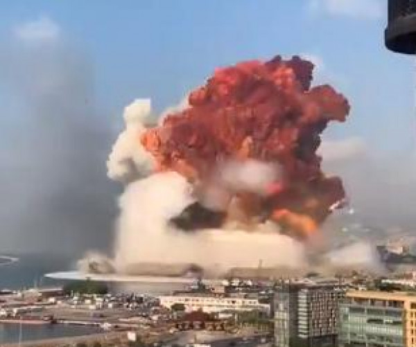 شاهد: اللحظات الأولى للانفجار الضخم قرب منزل الحريري بالعاصمة (بيروت)