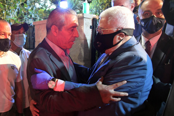 الرئيس عباس يُقدم التعازي للوزير حسين الشيخ بوفاة شقيقه