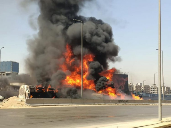 شاهد: اندلاع حريق كبير بسبب انقلاب سيارة مواد بترولية في مصر