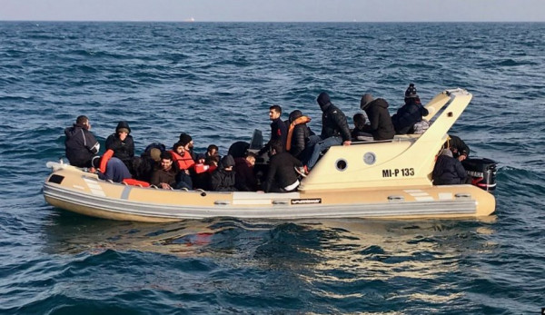 فرنسا تنقذ 33 مهاجرا حاولوا عبور بحر (المانش)