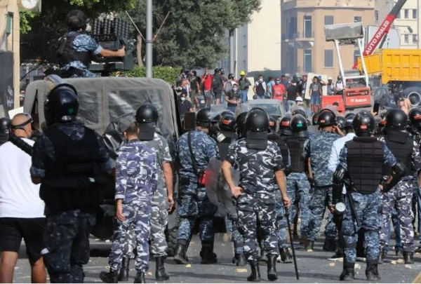 مقتل عنصر أمن وإصابات باشتباكات بين المتظاهرين وقوى الأمن في بيروت