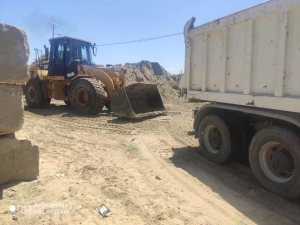 الأشغال العامة والإسكان تواصل أعمال تعميق حوض ميناء غزة وإزالة الأتربة منه