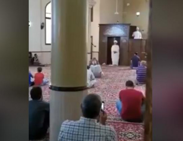 شاهد: لخلاف على المنصب.. خطيبان يلقيان خطبة الجمعة معاً داخل مسجد واحد في لبنان