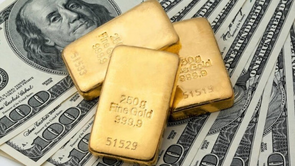 أسعار الذهب تنخفض من أعلى مستوى تاريخي