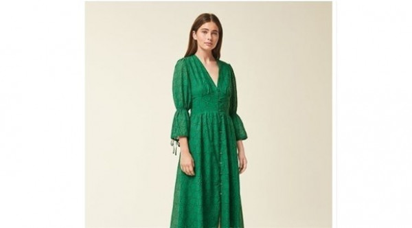 الفستان الدانتيل يزهو بالأخضر