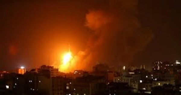 شاهد: طائرات الاحتلال تقصف عدة أهداف في قطاع غزة
