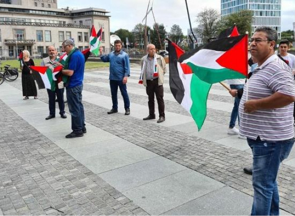الجالية الفلسطينية في هولندا تحتج ضد التطبيع