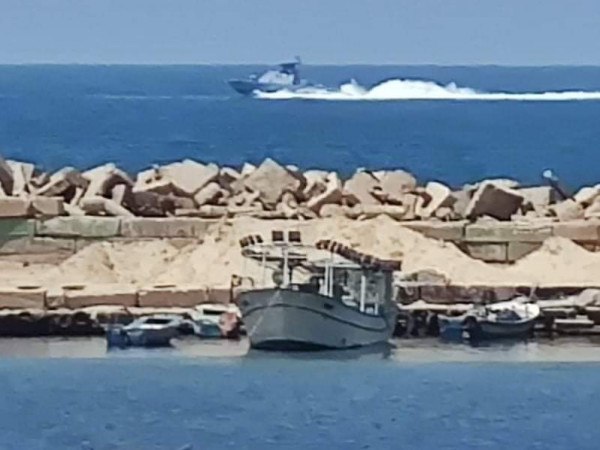 (صور): سفينة حربية إسرائيلية تفرض إغلاق الصيد على شاطئ غزة