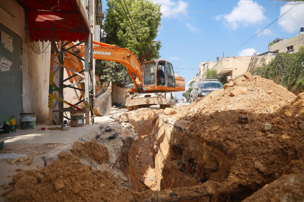 بلدية قلقيلية تواصل اعمال مشروع تأهيل شبكة الصرف الصحي في المدينة