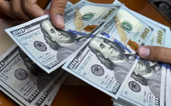 الدولار يهبط عقب اتصال ناجح بين أمريكا والصين